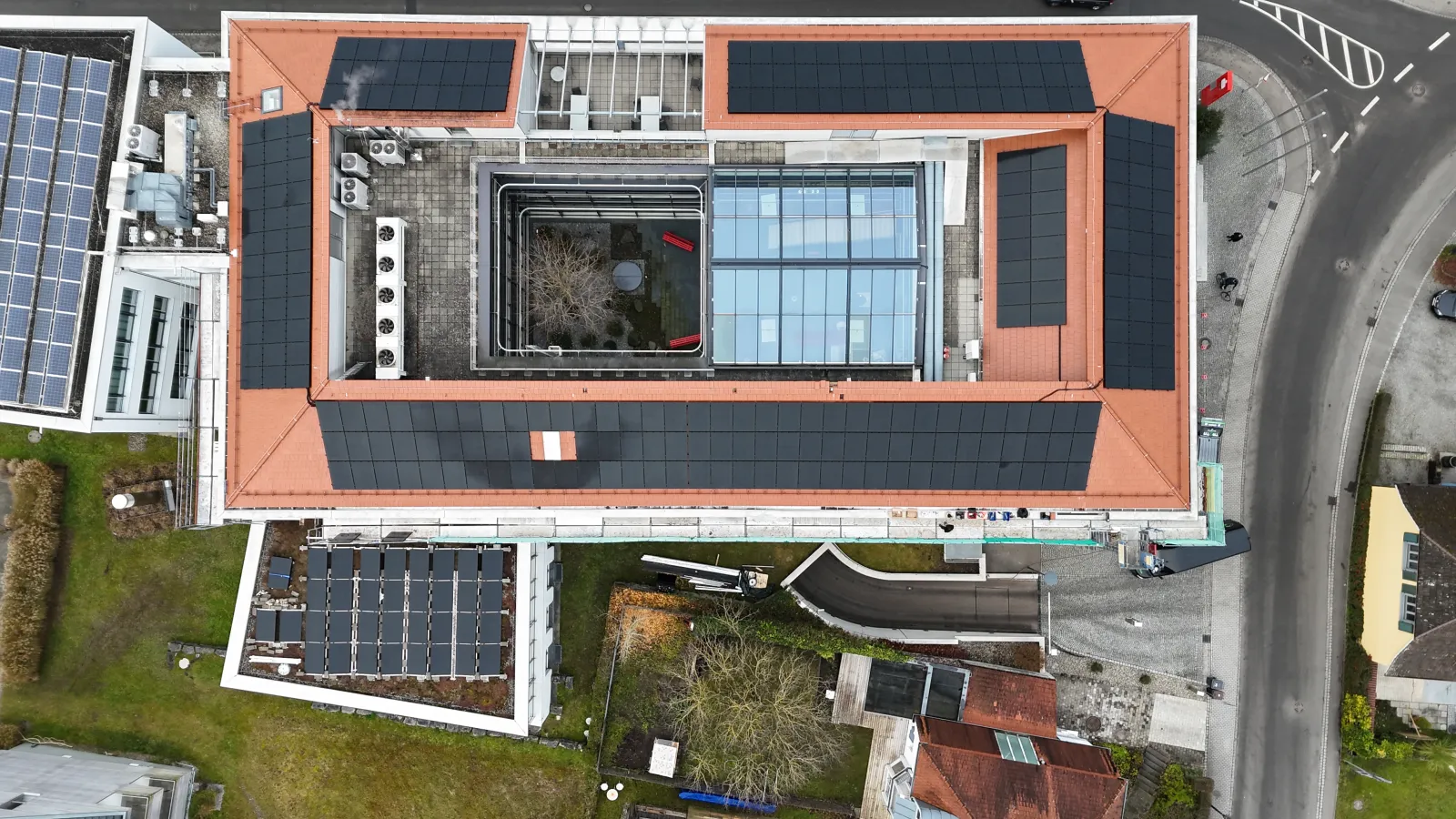 Gewerbeobjekt mit Photovoltaik-Anlage aus der Drohnenperspektive